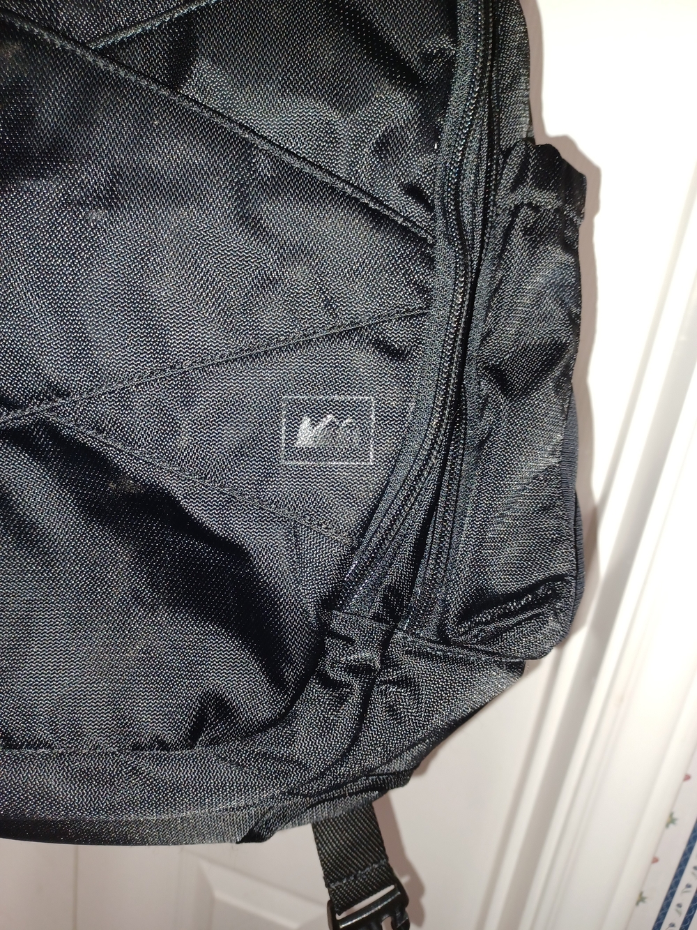 REI Black Men’s Sling Bag - Lightweight Everyday Carry - Picture 9 of 9